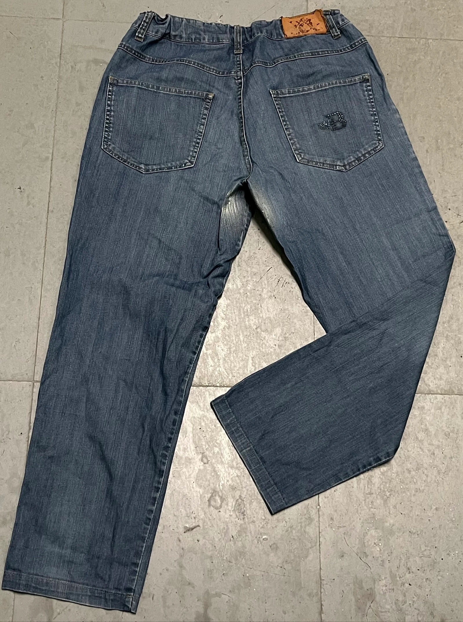Calça jeans azul com letras de strass na parte de trás – photo 2